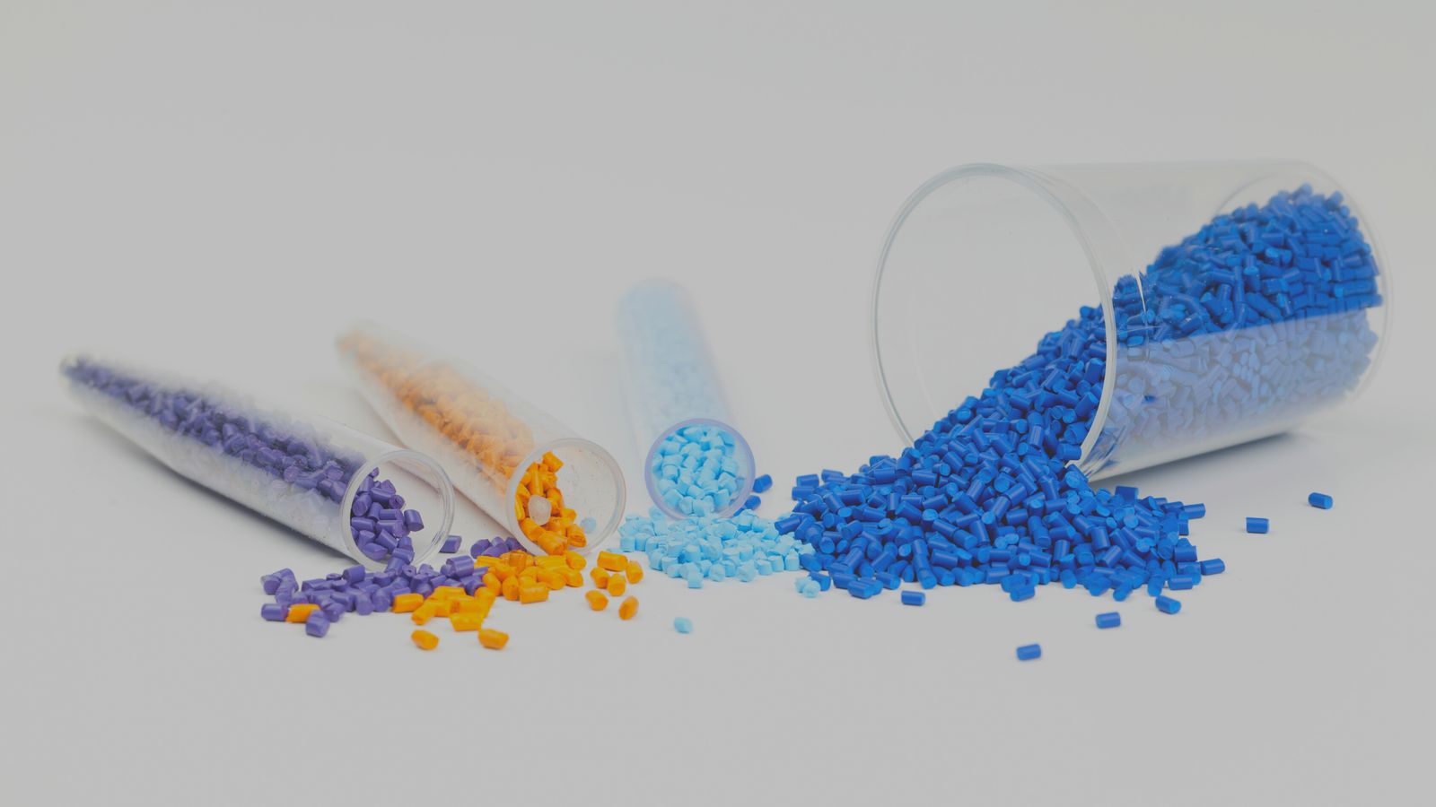 Renkli plastik granüller